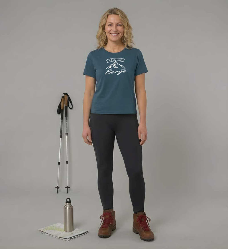 Ab in die Berge | Damen Premium Organic T-Shirt von Rad&Rucksack - am Model präsentiert
