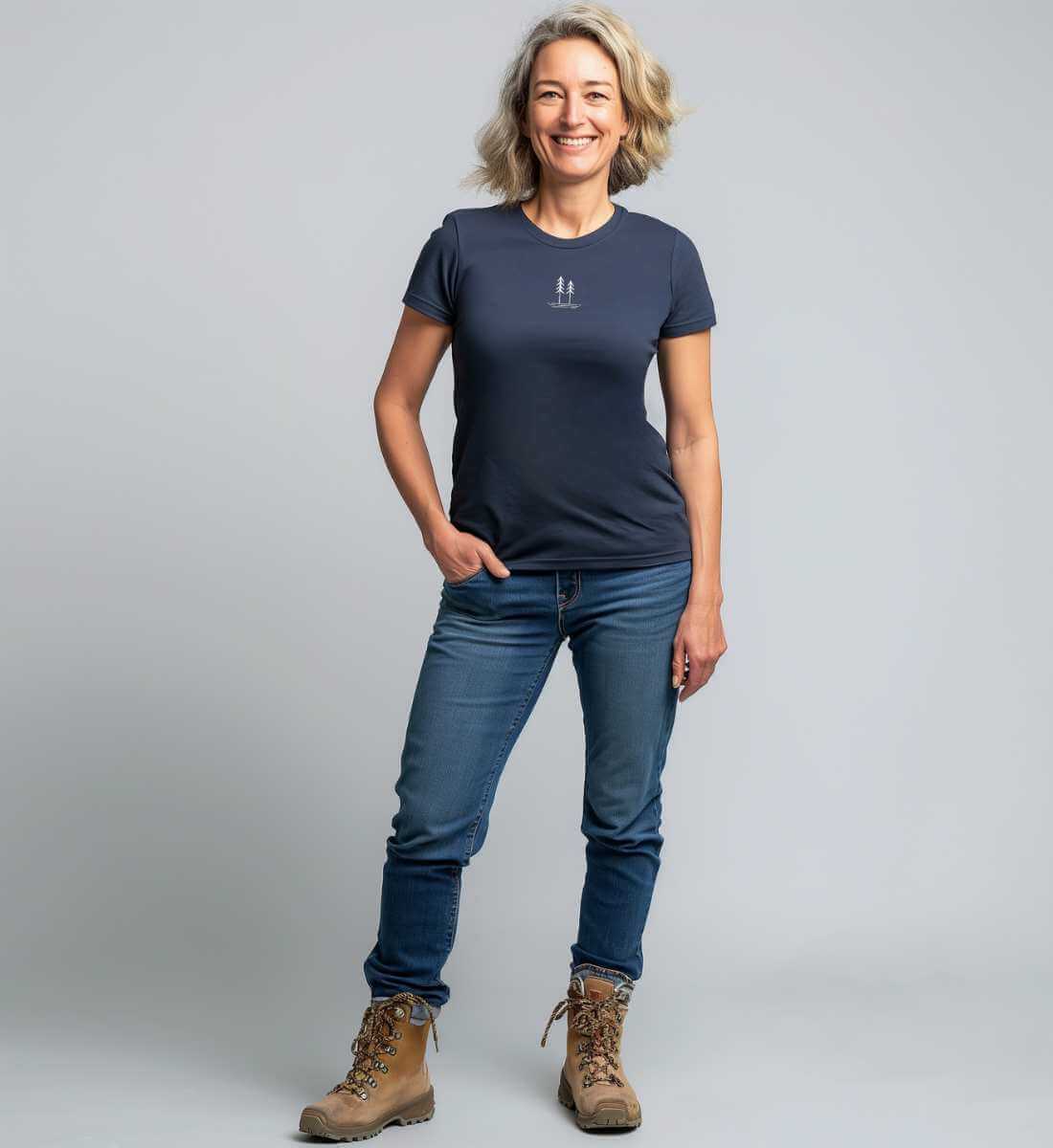 Bäume | Damen Premium Organic T-Shirt (Stick) von Rad&Rucksack - am Model präsentiert