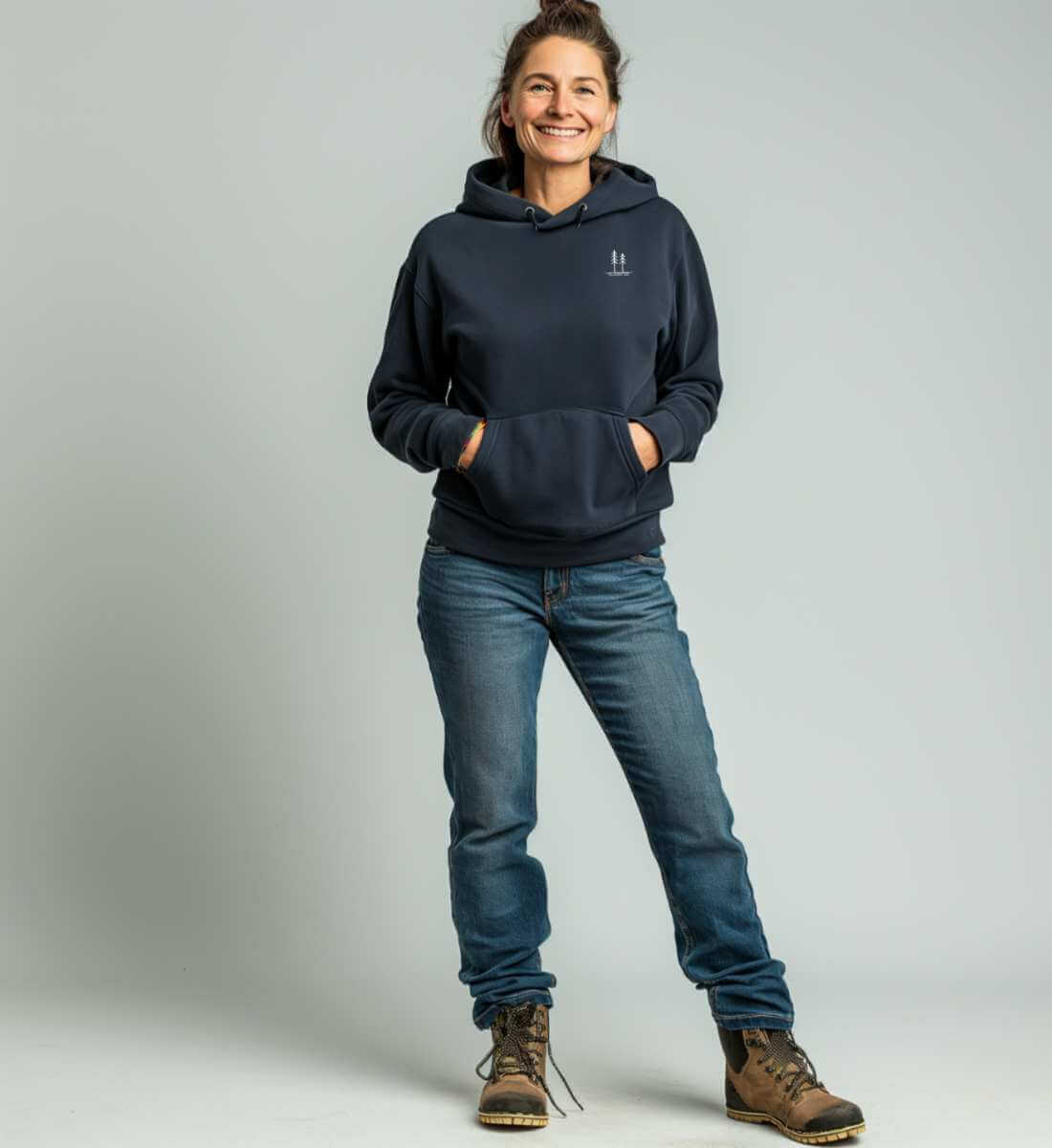 Bäume | Unisex Organic Hoodie von Rad&Rucksack - am Model präsentiert