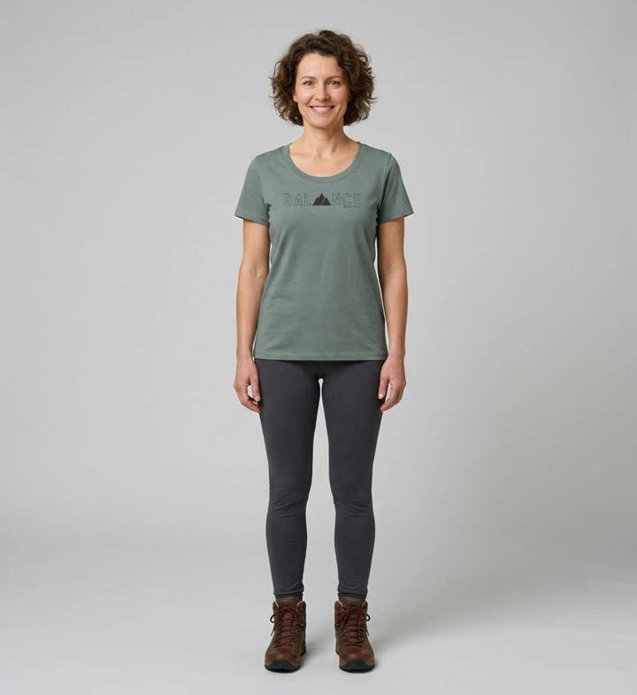 Balance T-Shirt Damen – Modelbild (155 g/m² Bio-Baumwolle, tailliert) von Rad&Rucksack