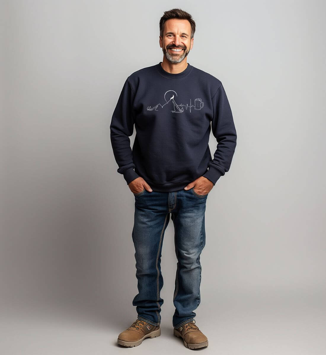 Berg Bock Bier | Unisex Organic Pullover von Rad&Rucksack - am Model präsentiert