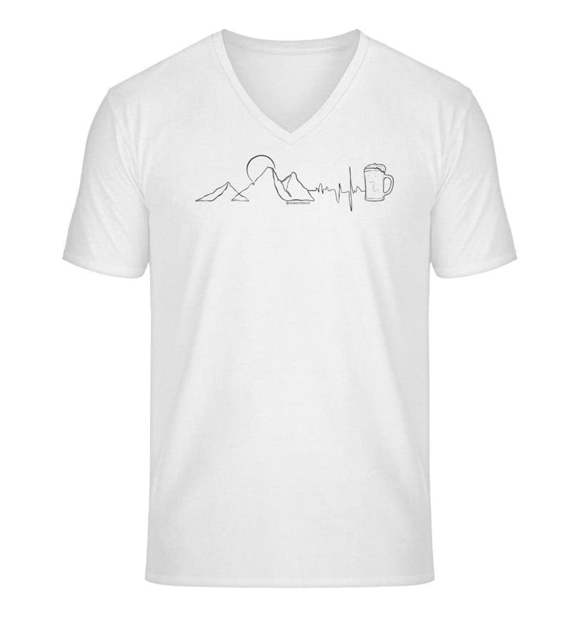 Berg Herzschlag Bier | Herren V-Neck Premium Organic T-Shirt in White von Rad&Rucksack