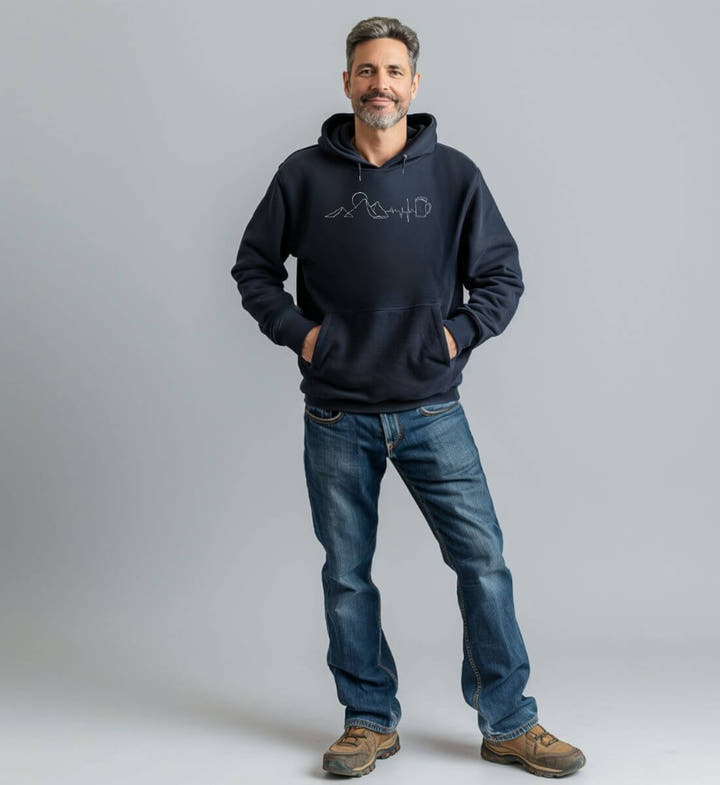 Berg Herzschlag Bier Bio Hoodie – Modelbild (350 g/m² Bio-Baumwolle) von Rad&Rucksack
