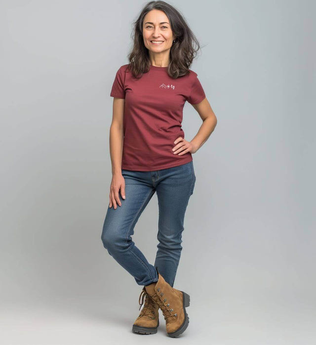 Berg Kompass Wandern Besticktes Bio T-Shirt – Modelbild (100% Bio-Baumwolle) von Rad&Rucksack