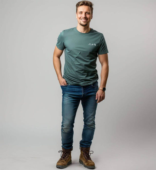 Berg Kompass Wandern T-Shirt Herren – Modelbild (100% Bio-Baumwolle mit Stick) von Rad&Rucksack