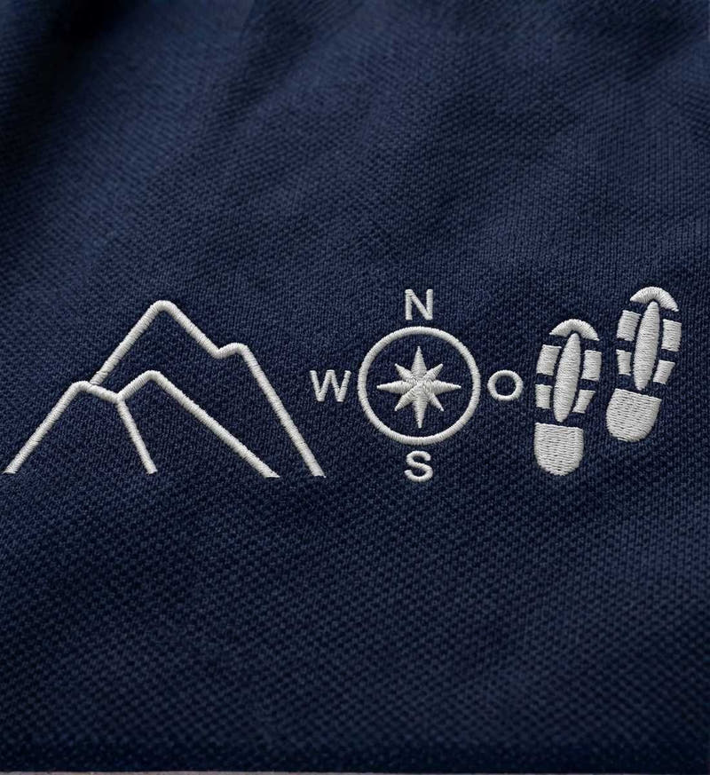 Berg Kompass Wandern | Unisex Organic Shorts von Rad&Rucksack - am Model präsentiert