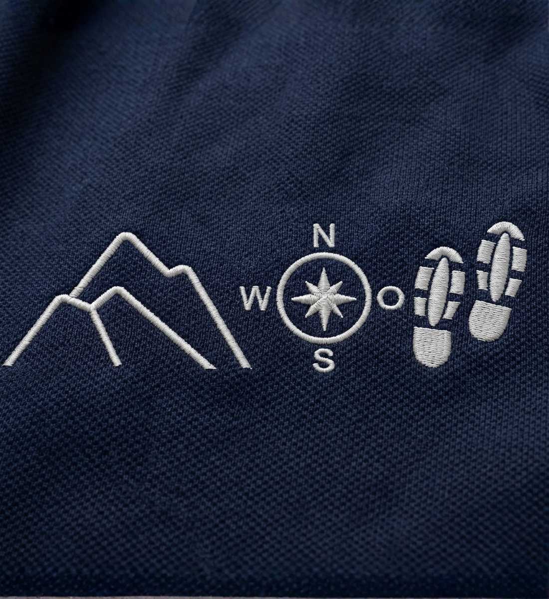 Berg Kompass Wandern | Unisex Organic Shorts von Rad&Rucksack - am Model präsentiert