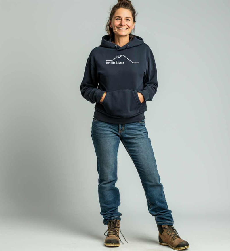 Berg Life Balance | Unisex Organic Hoodie von Rad&Rucksack - am Model präsentiert