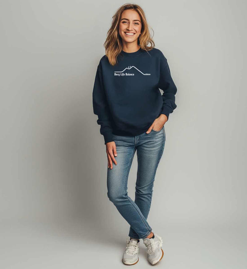 Berg Life Balance | Unisex Organic Pullover von Rad&Rucksack - am Model präsentiert