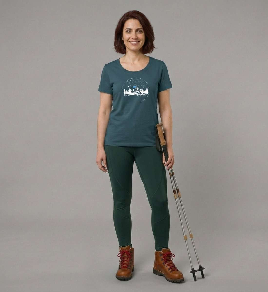 Berg Nacht | Damen Premium Organic T-Shirt (Fitted) in Stargazer von Rad&Rucksack Model