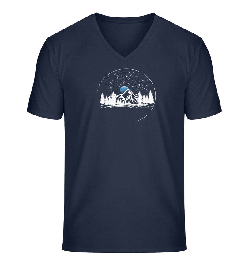 Berg Nacht | Herren V-Neck Premium Organic T-Shirt in French Navy von Rad&Rucksack