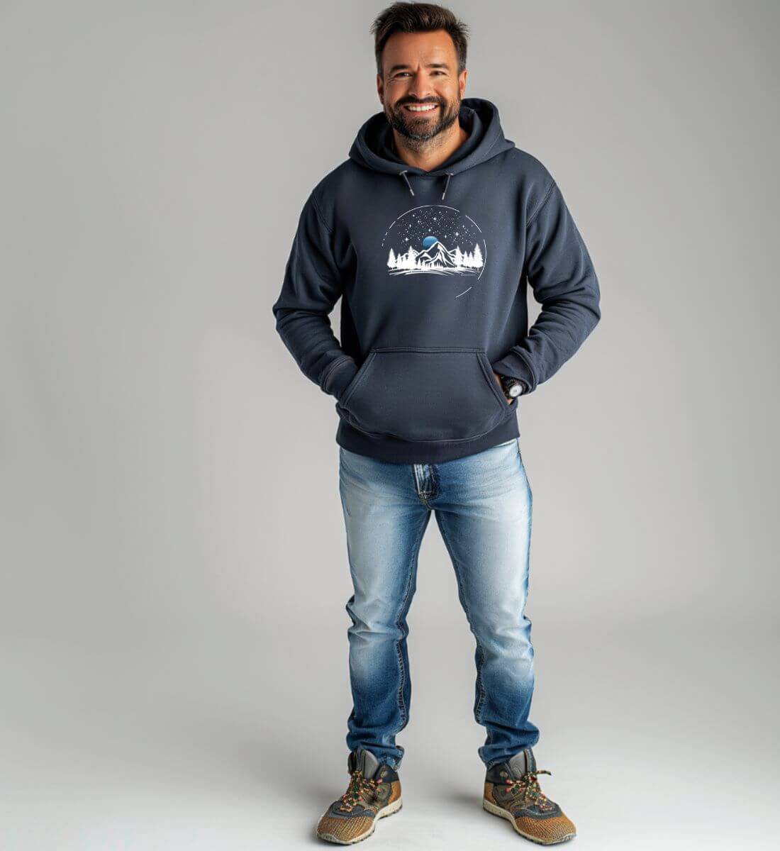 Berg Nacht | Unisex Organic Hoodie von Rad&Rucksack - am Model präsentiert