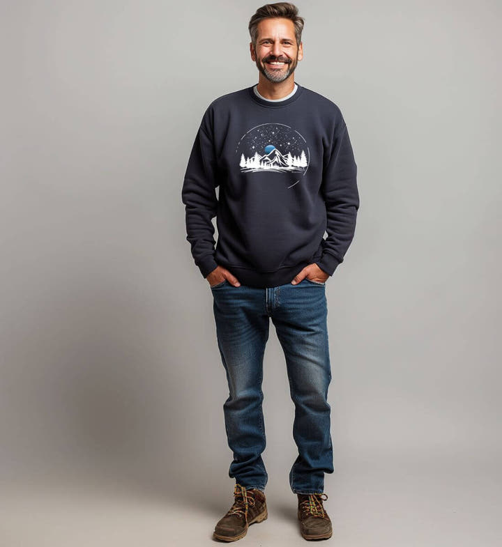 Berg Nacht Bio Pullover – Modelbild (350 g/m² Bio-Baumwolle) von Rad&Rucksack