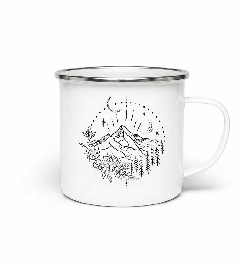 Berg Natur | Emaille Tasse von Rad&Rucksack - am Model präsentiert