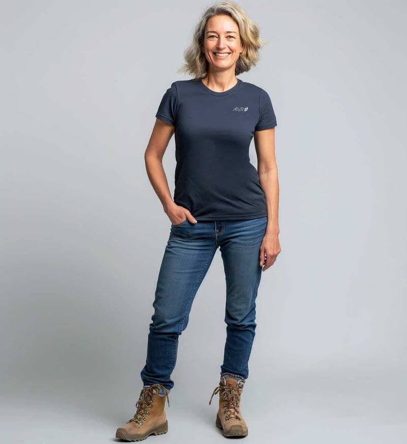 Berg Sonne Wandern | Damen Premium Organic T-Shirt (Stick) von Rad&Rucksack - am Model präsentiert