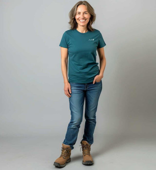 Berg Sonne Wandern Bio T-Shirt mit Stick Damen – Modelbild (100% Bio-Baumwolle) von Rad&Rucksack