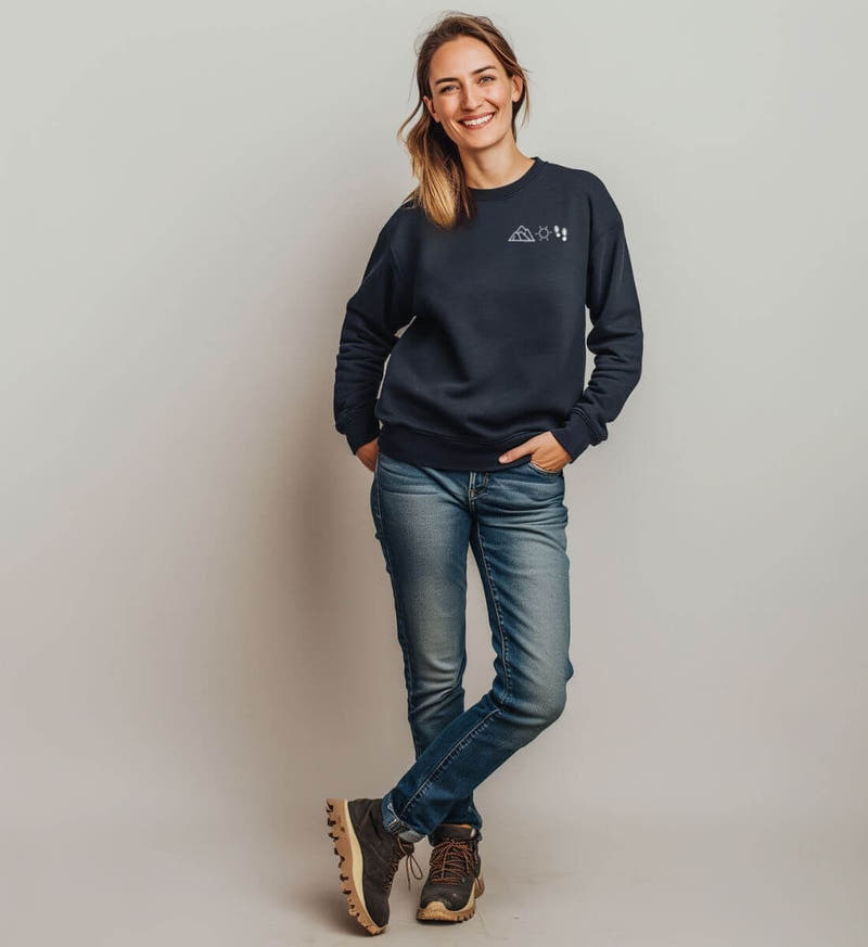 Berg Sonne Wandern | Unisex Organic Pullover von Rad&Rucksack - am Model präsentiert