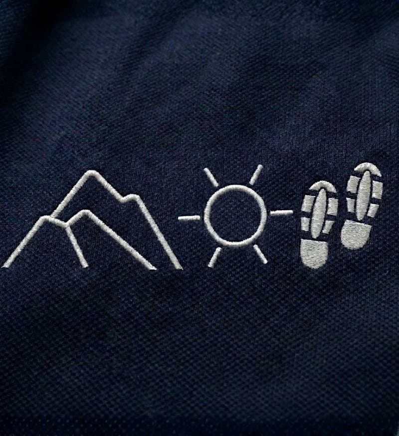 Berg Sonne Wandern | Unisex Organic Shorts von Rad&Rucksack - am Model präsentiert