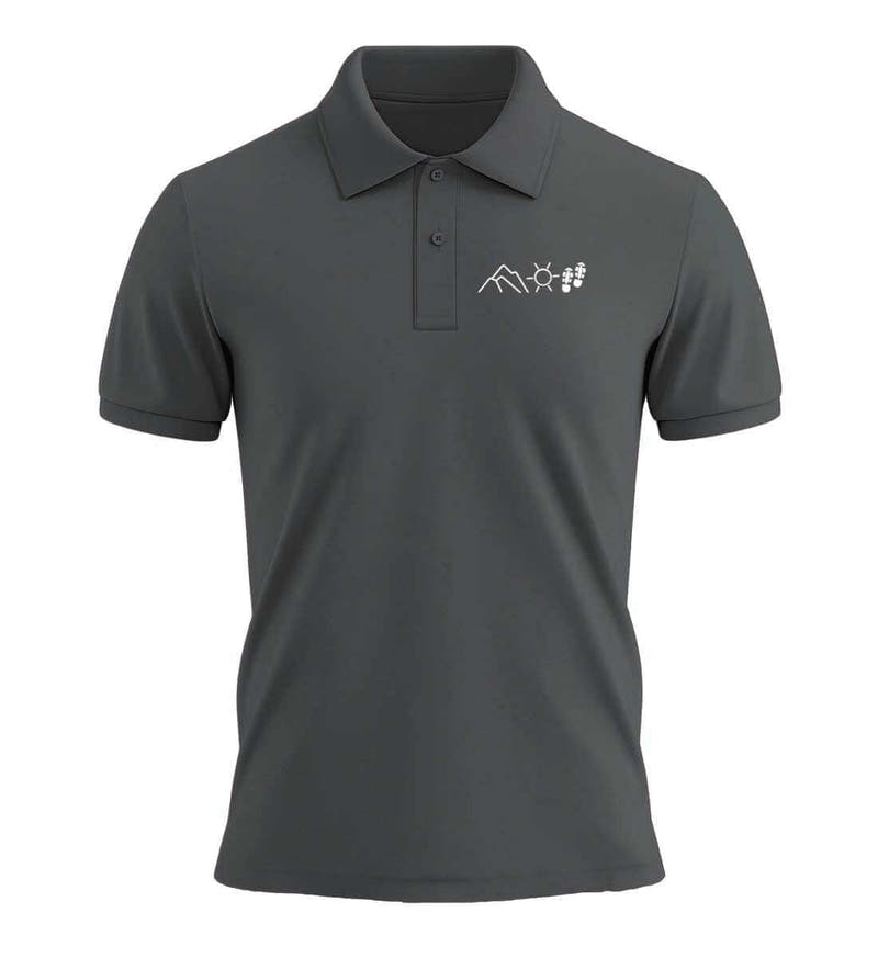Berg Sonne Wandern | Unisex Premium Organic Poloshirt in Schwarz von Rad&Rucksack