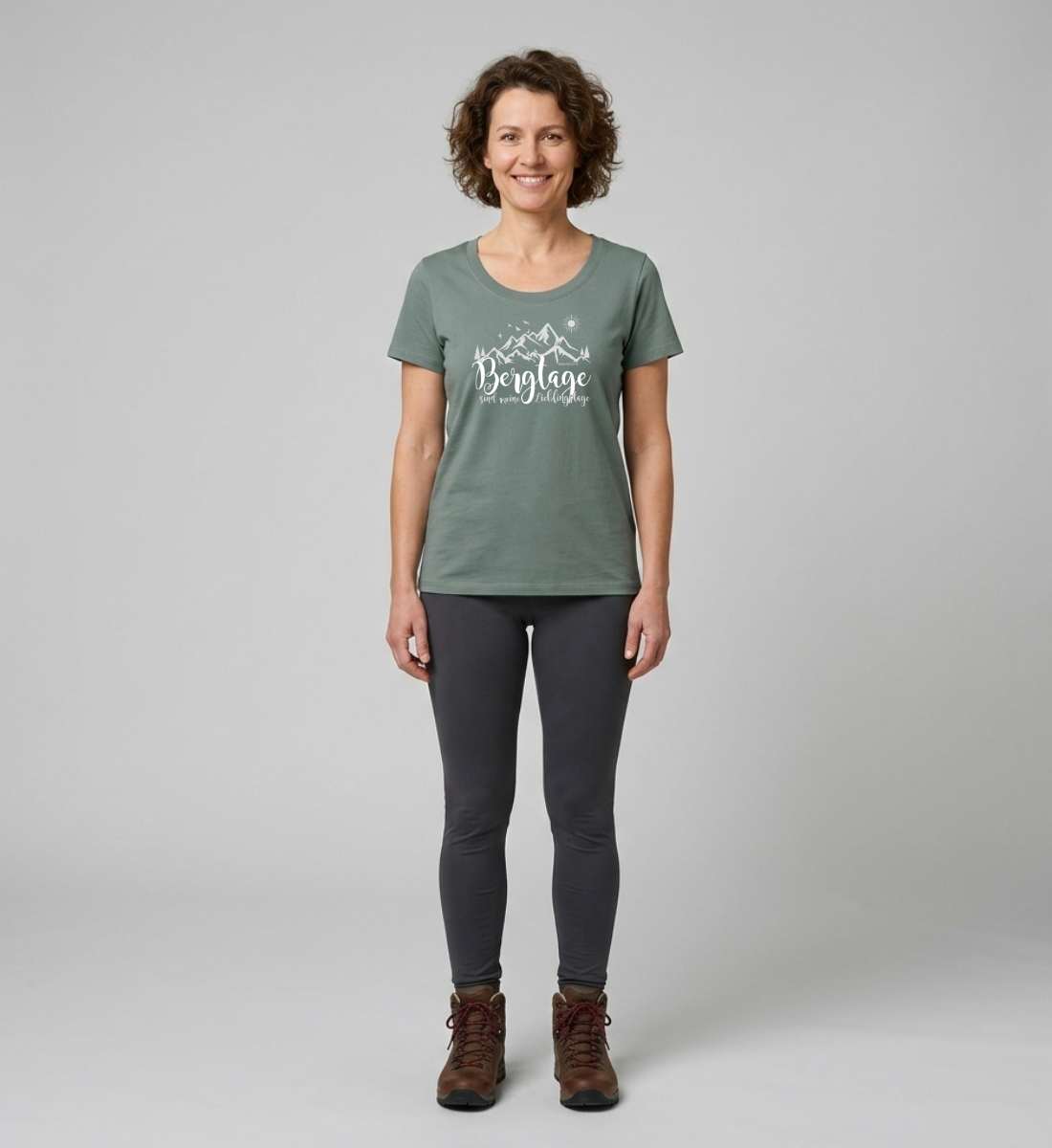 Berg-Tage | Damen Premium Organic T-Shirt (Fitted) von Rad&Rucksack - am Model präsentiert