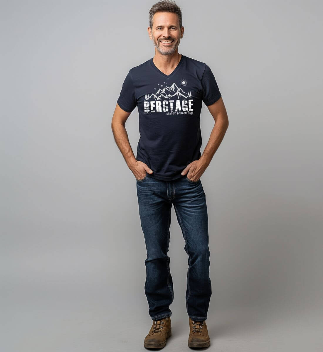 Berg-Tage | Herren V-Neck Premium Organic T-Shirt von Rad&Rucksack - am Model präsentiert