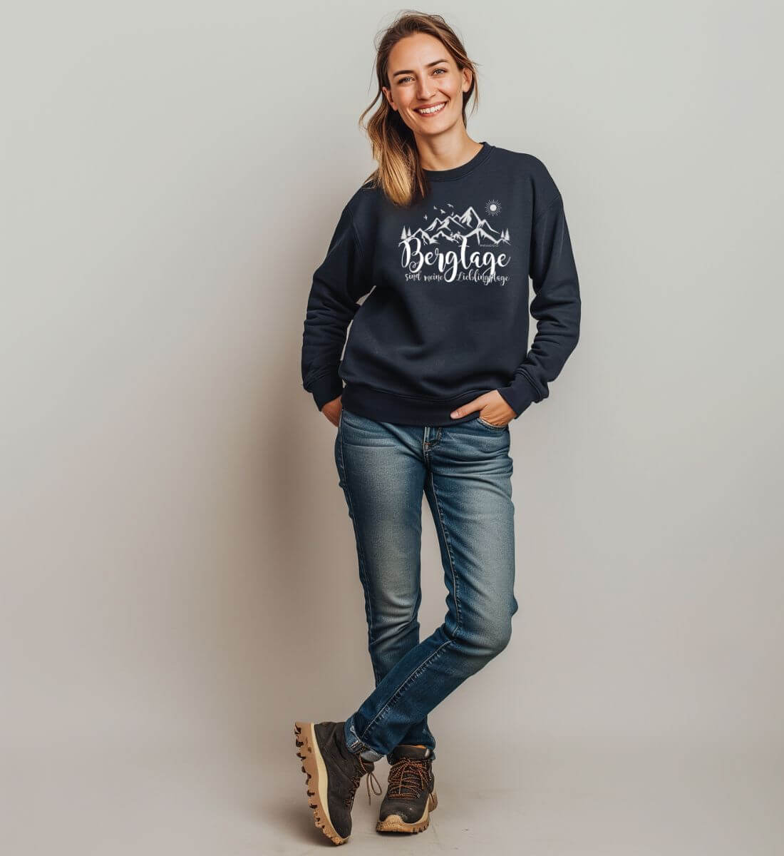 Berg-Tage | Unisex Organic Pullover von Rad&Rucksack - am Model präsentiert