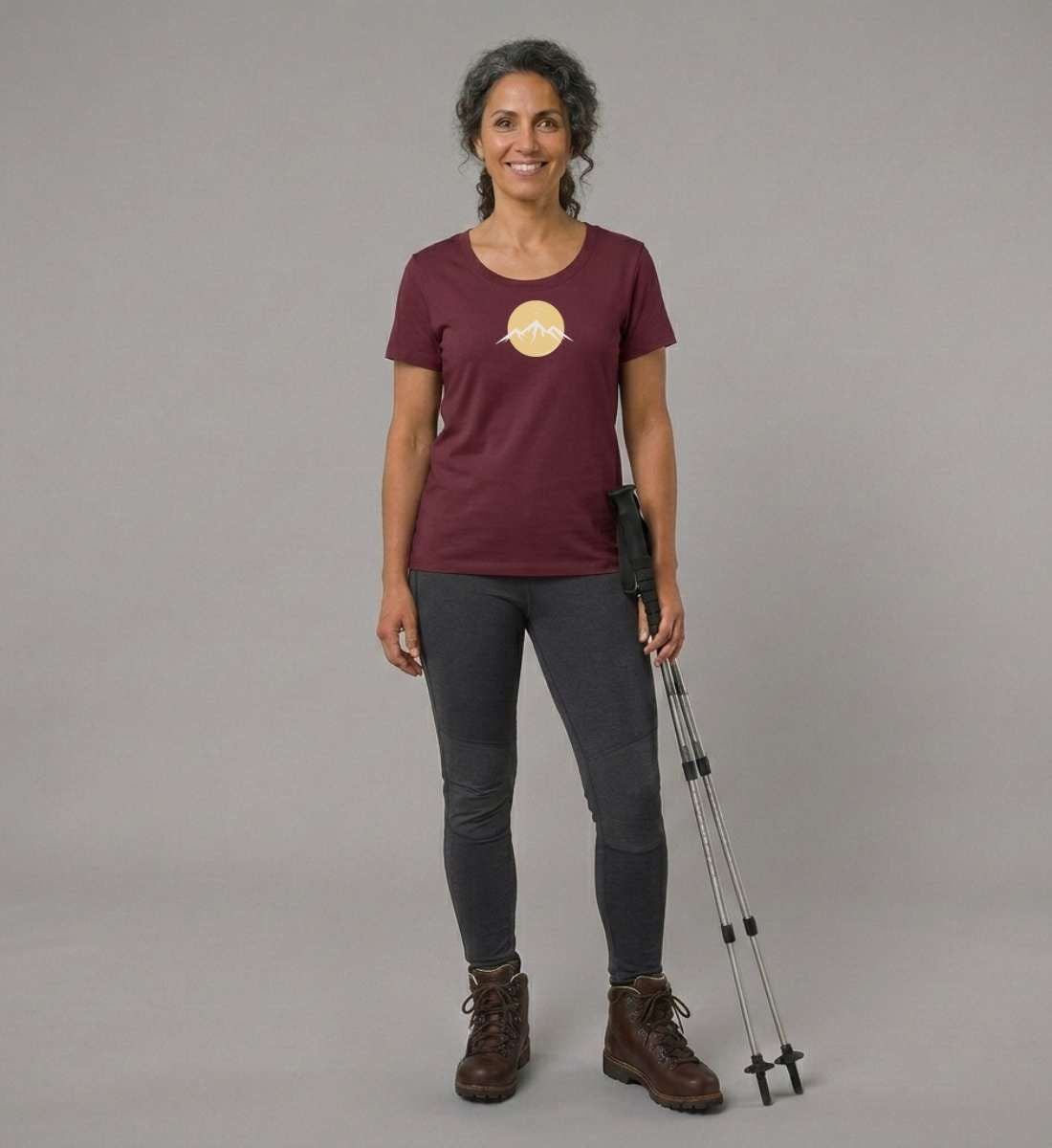 Berg Vogel | Damen Premium Organic T-Shirt (Fitted) in Burgundy von Rad&Rucksack Model