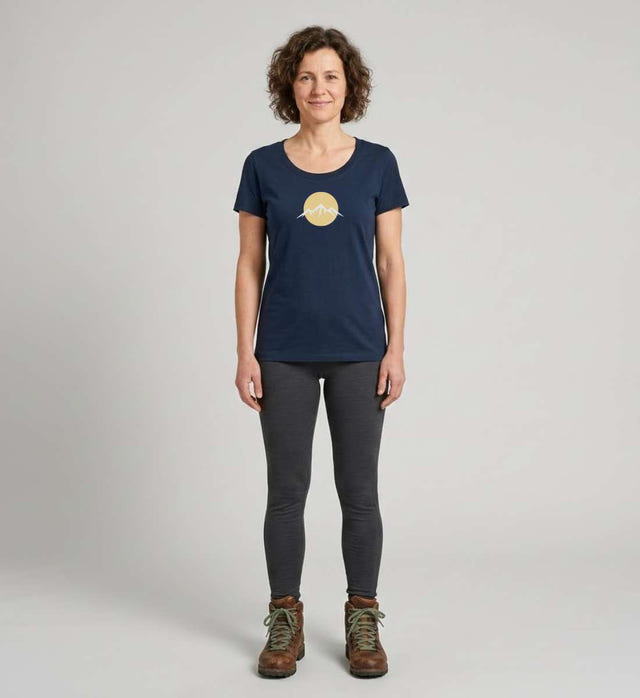 Outdoor T-Shirt Berg Vogel Damen Tailliert – Modelbild (155 g/m² Bio-Baumwolle, tailliert) von Rad&Rucksack