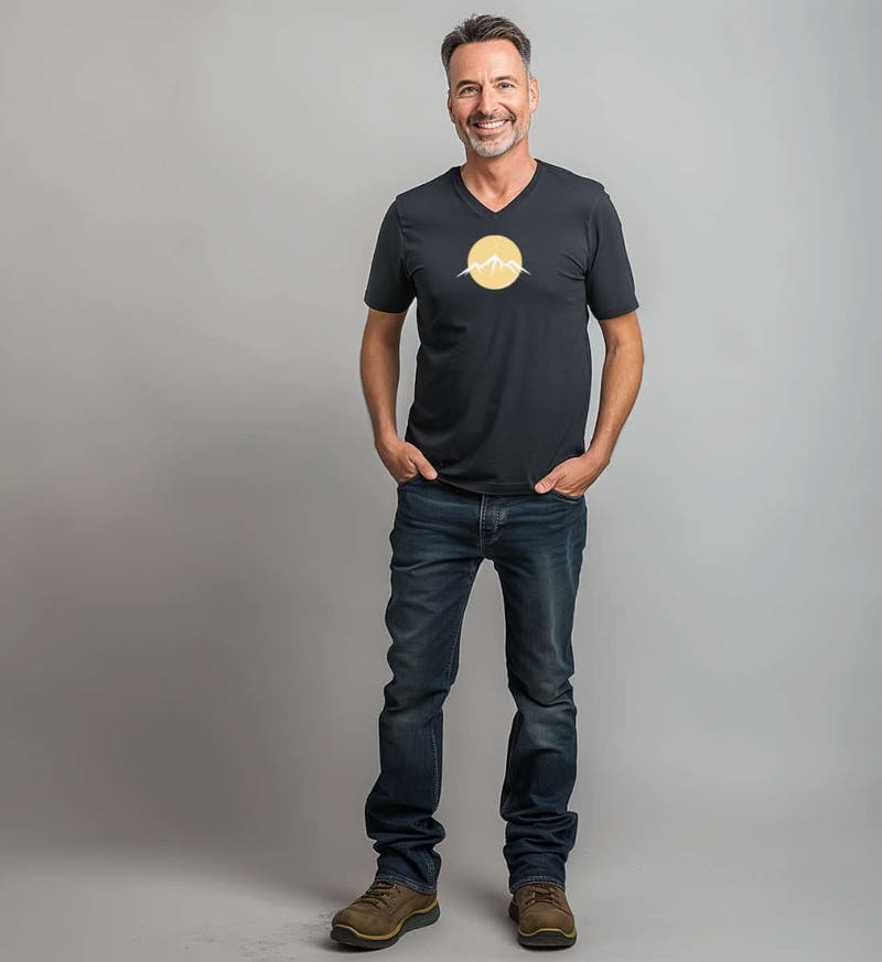 Berg Vogel | Herren V-Neck Premium Organic T-Shirt von Rad&Rucksack - am Model präsentiert