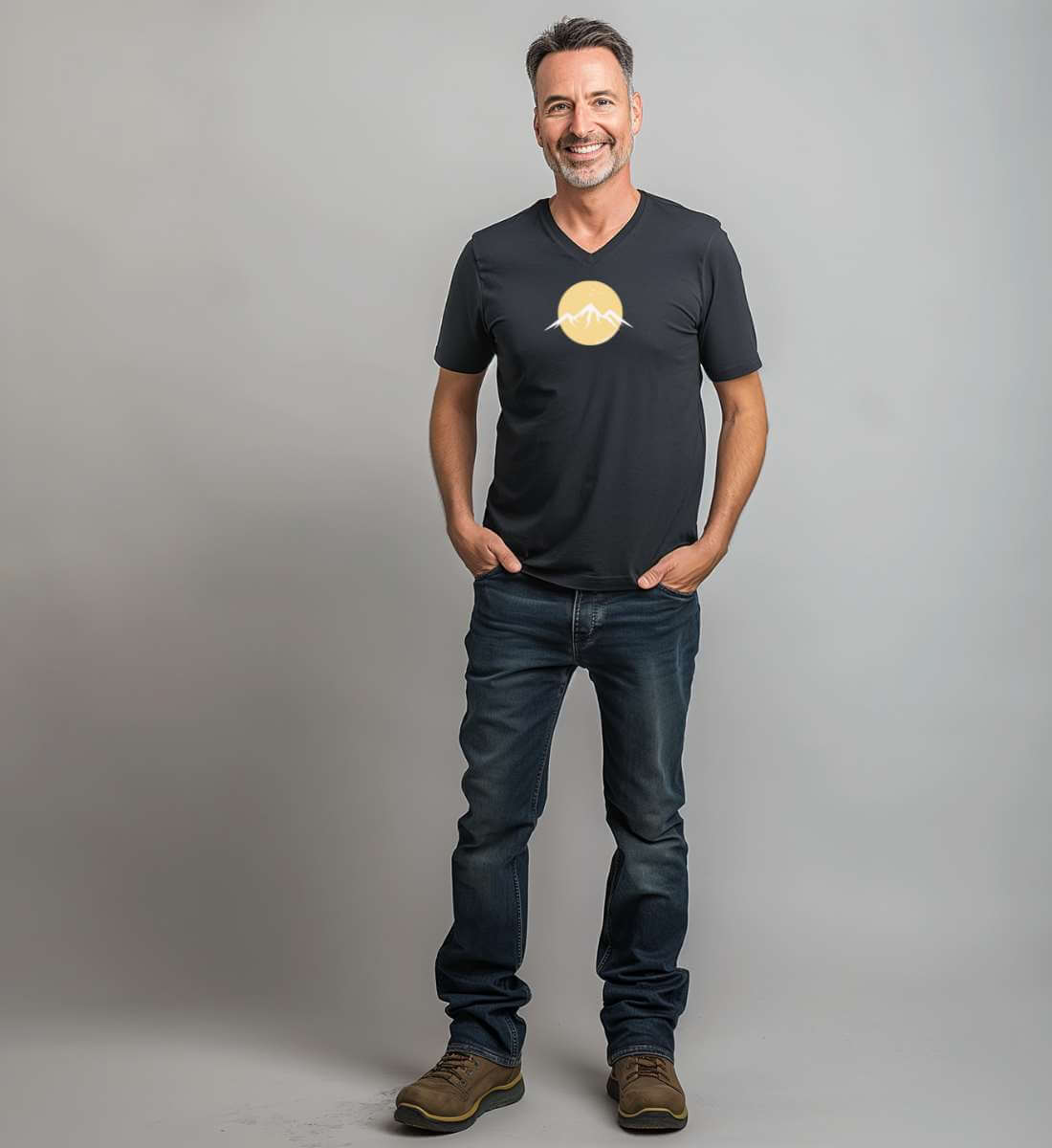 Berg Vogel | Herren V-Neck Premium Organic T-Shirt von Rad&Rucksack - am Model präsentiert