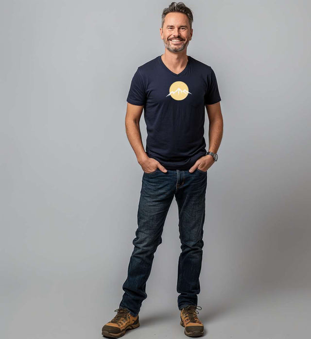 Geschenk Berg Vogel V-Neck T-Shirt – Modelbild (100% Bio-Baumwolle) von Rad&Rucksack