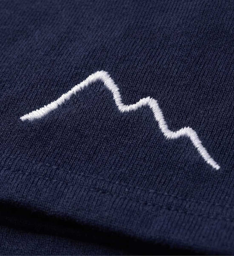 Berge Stick | Unisex Organic Shorts von Rad&Rucksack - am Model präsentiert