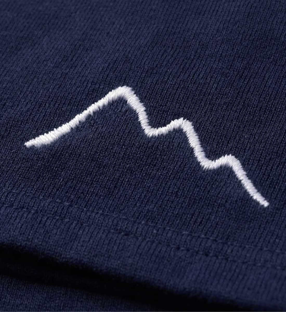 Berge Stick | Unisex Organic Shorts von Rad&Rucksack - am Model präsentiert