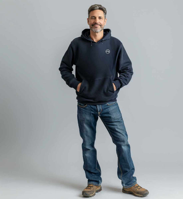 Outdoor Hoodie Berge – Modelbild (350 g/m² Bio-Baumwolle) von Rad&Rucksack