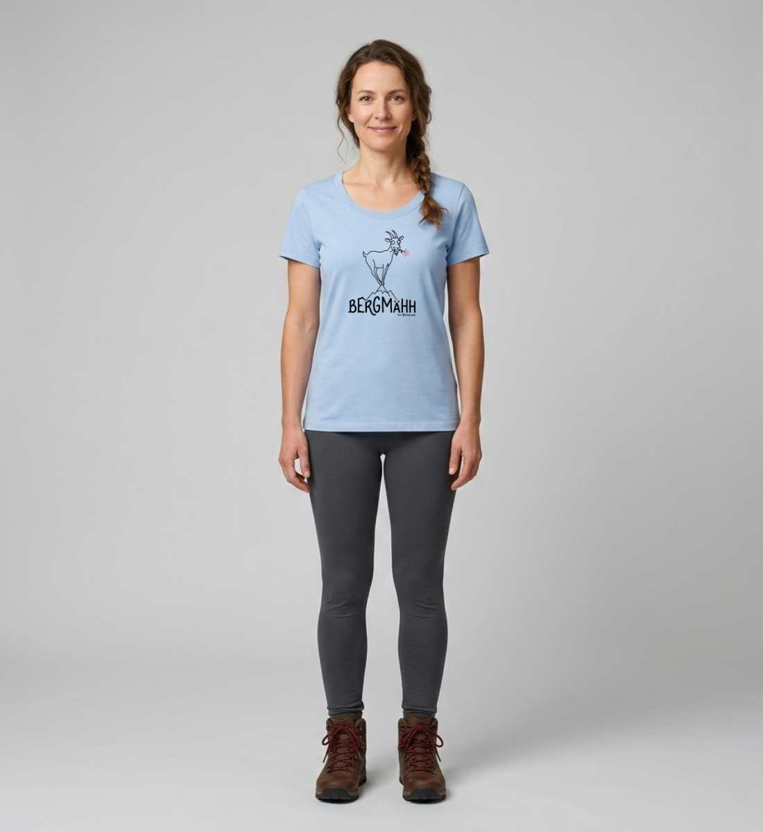 BergMähh | Damen Premium Organic T-Shirt (Fitted) von Rad&Rucksack - am Model präsentiert