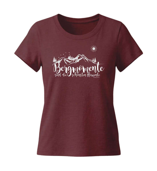 Geschenk Wanderin Bergmomente Tailliert in Weinrot (Burgundy) – Produktbild (155 g/m² Bio-Baumwolle, tailliert) von Rad&Rucksack