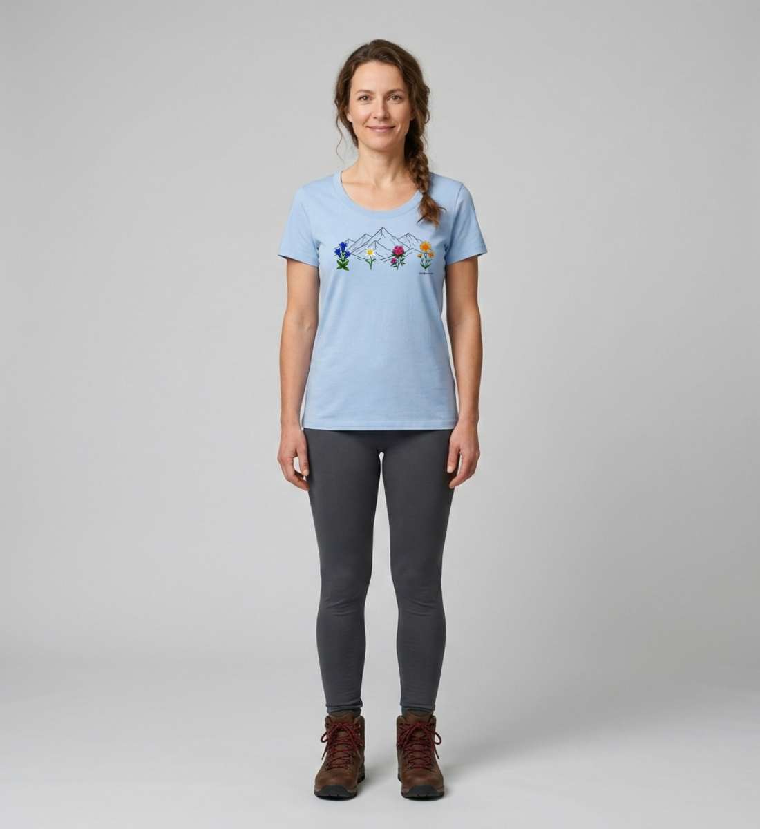 Bergmomente | Damen Premium Organic T-Shirt (Fitted) von Rad&Rucksack - am Model präsentiert