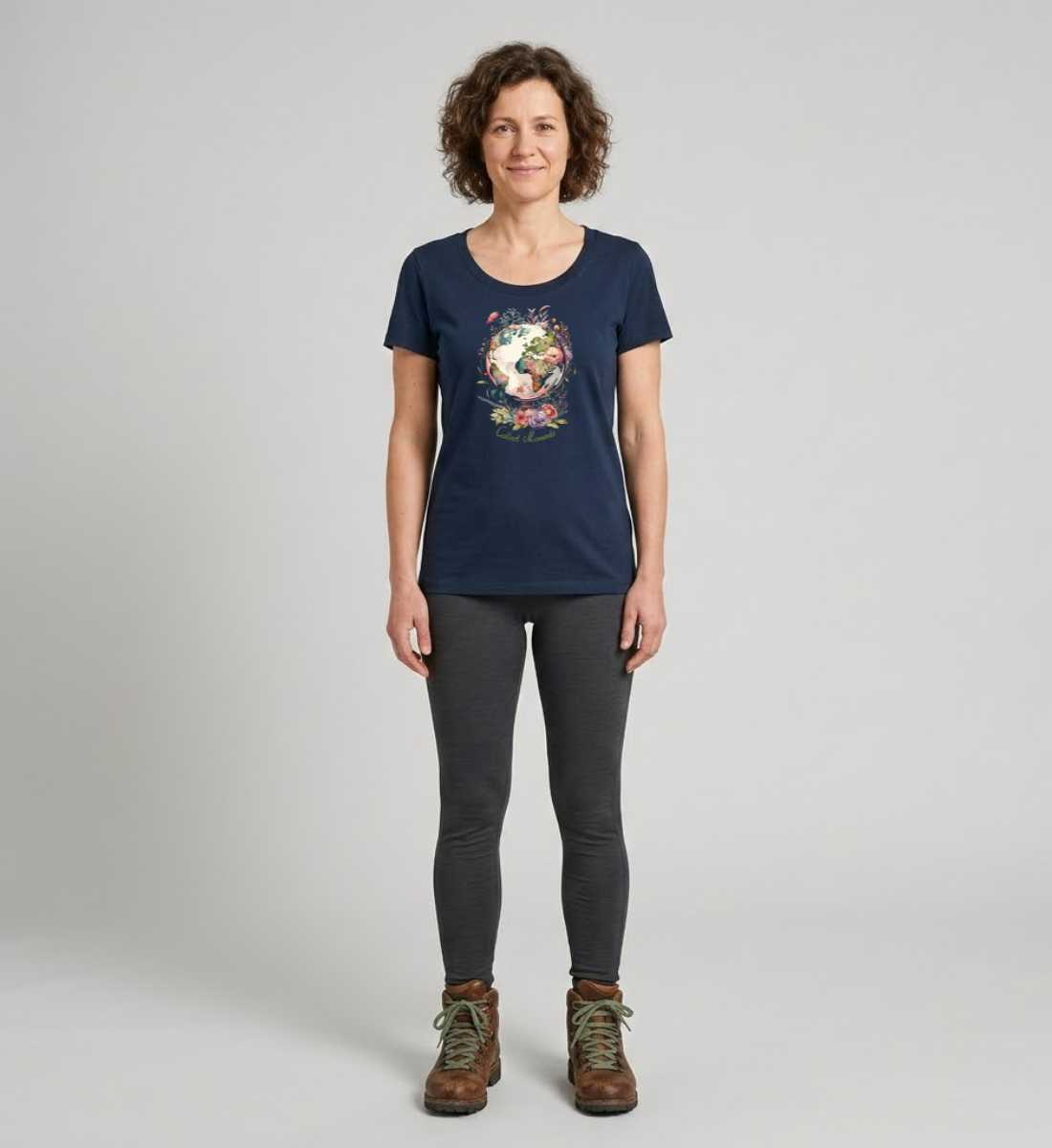 Collect Moments | Damen Premium Organic T-Shirt (Fitted) in French Navy von Rad&Rucksack Model