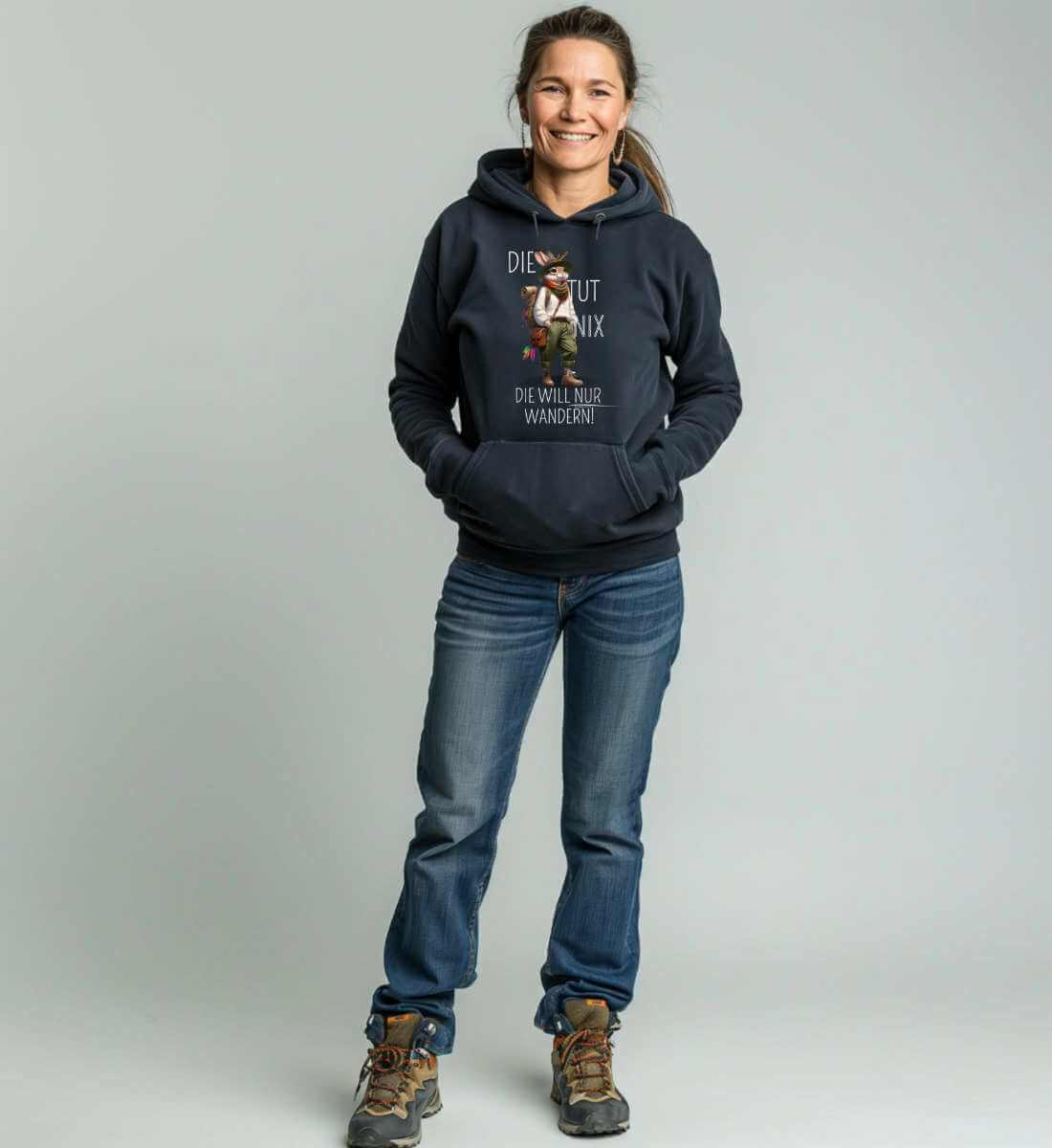 Die tut nix - Hase | Unisex Organic Hoodie von Rad&Rucksack - am Model präsentiert