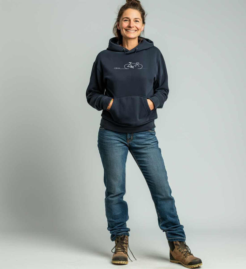 Fahrrad Bike | Unisex Organic Hoodie von Rad&Rucksack - am Model präsentiert