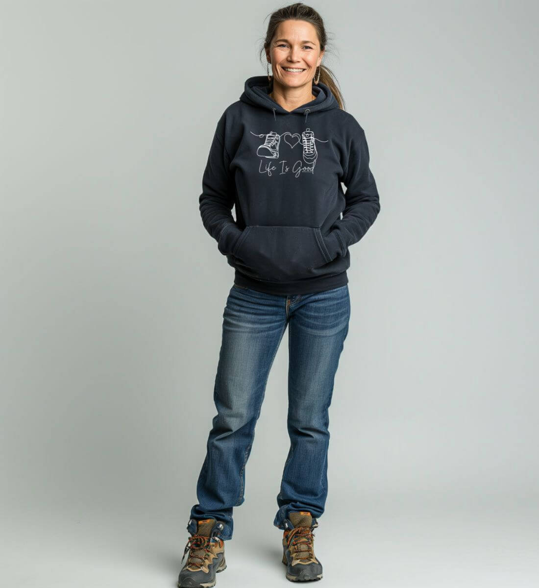 Good Life | Unisex Organic Hoodie von Rad&Rucksack - am Model präsentiert