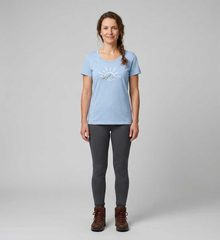 Happy Place T-Shirt Damen – Modelbild (155 g/m² Bio-Baumwolle, tailliert) von Rad&Rucksack