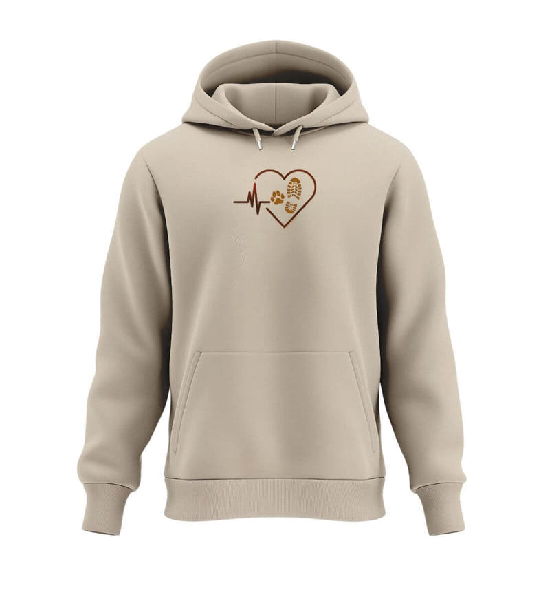 Herzschlag Hund Wandern | Unisex Organic Hoodie in Desert Dust von Rad&Rucksack