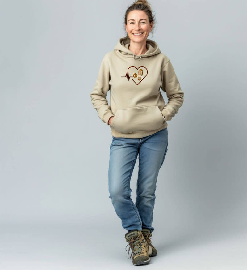 Herzschlag Hund Wandern | Unisex Organic Hoodie von Rad&Rucksack - am Model präsentiert