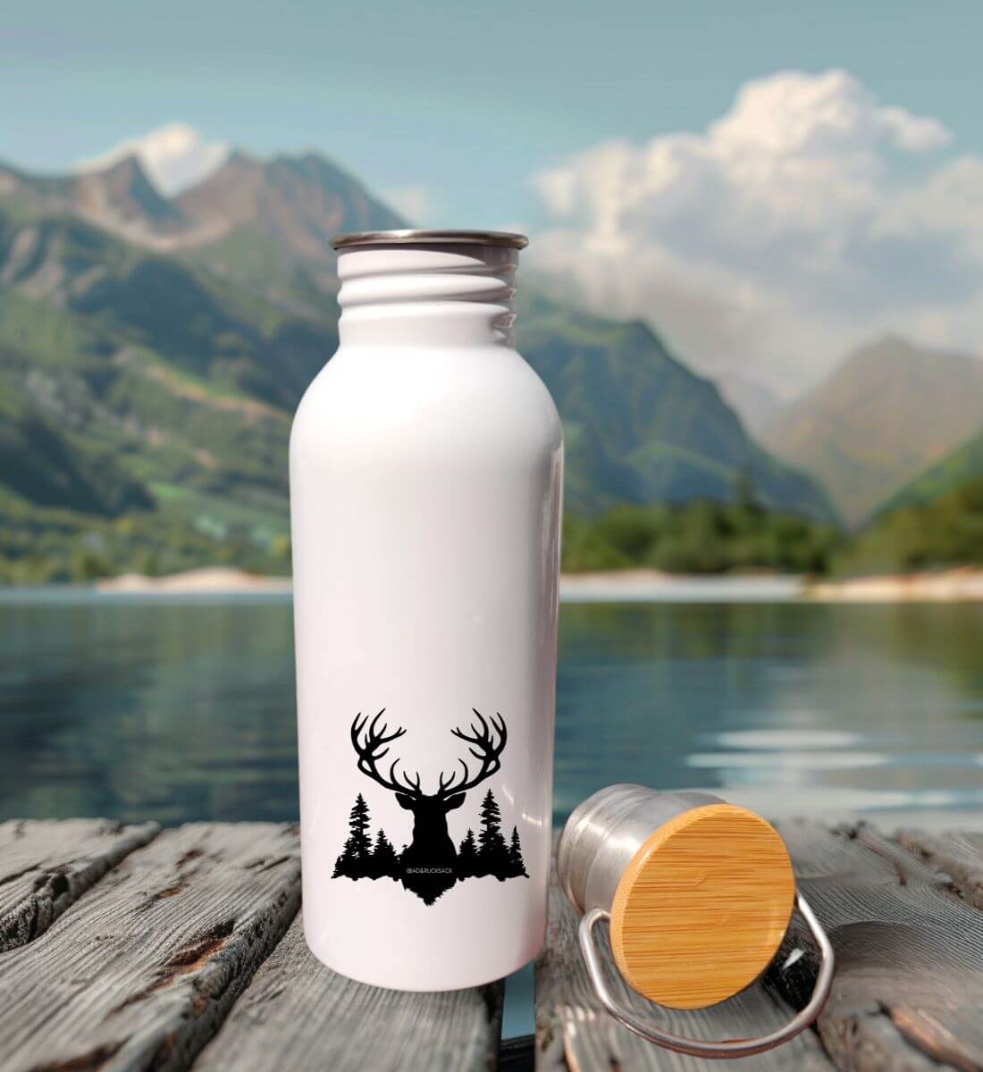 Hirsch Wald | Edelstahl Trinkflasche von Rad&Rucksack - am Model präsentiert
