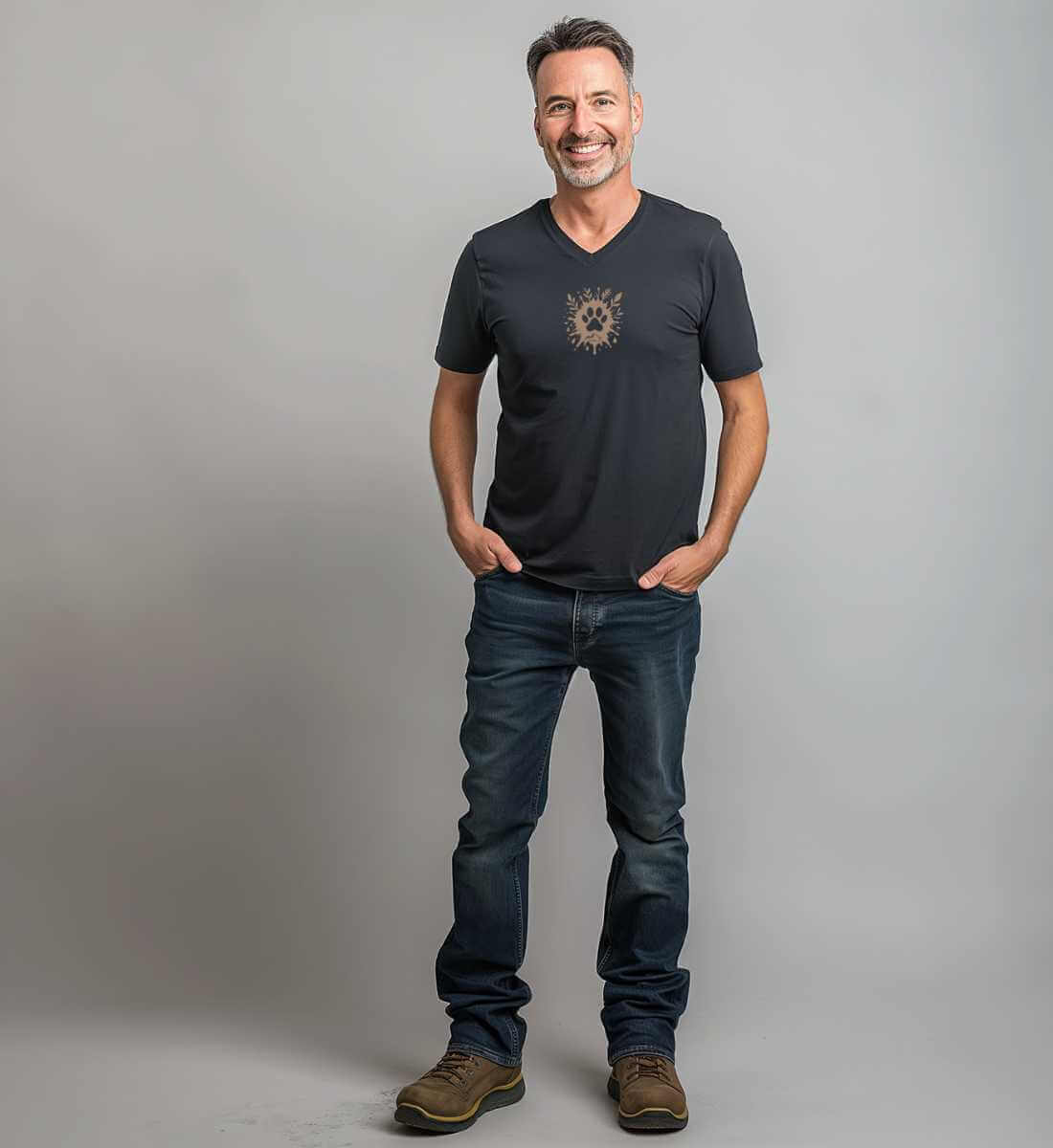 Hund Pfote | Herren V-Neck Premium Organic T-Shirt von Rad&Rucksack - am Model präsentiert