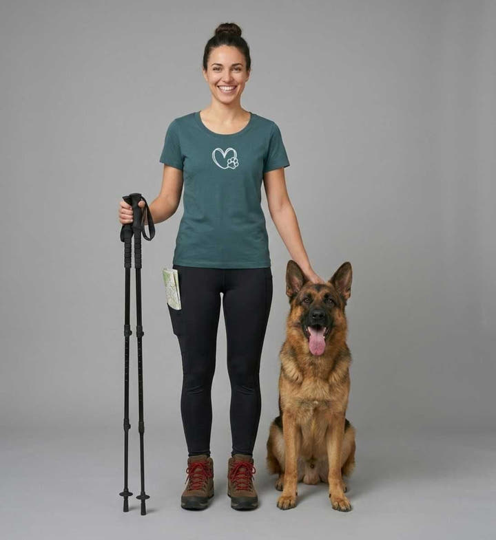 Hundverliebt T-Shirt Damen – Modelbild (155 g/m² Bio-Baumwolle, tailliert) von Rad&Rucksack