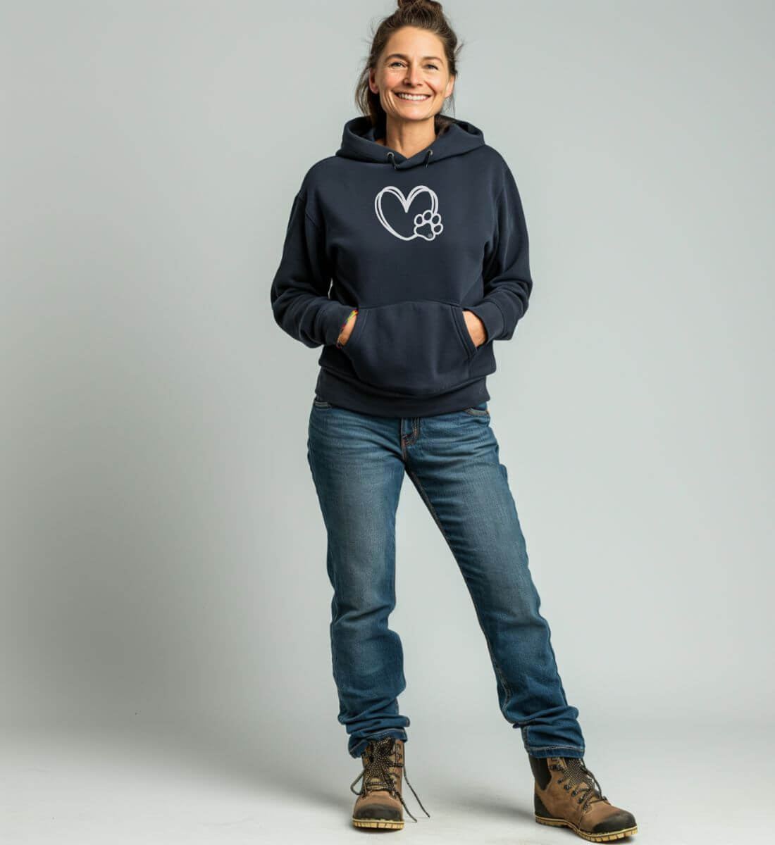 Hundverliebt | Unisex Organic Hoodie von Rad&Rucksack - am Model präsentiert