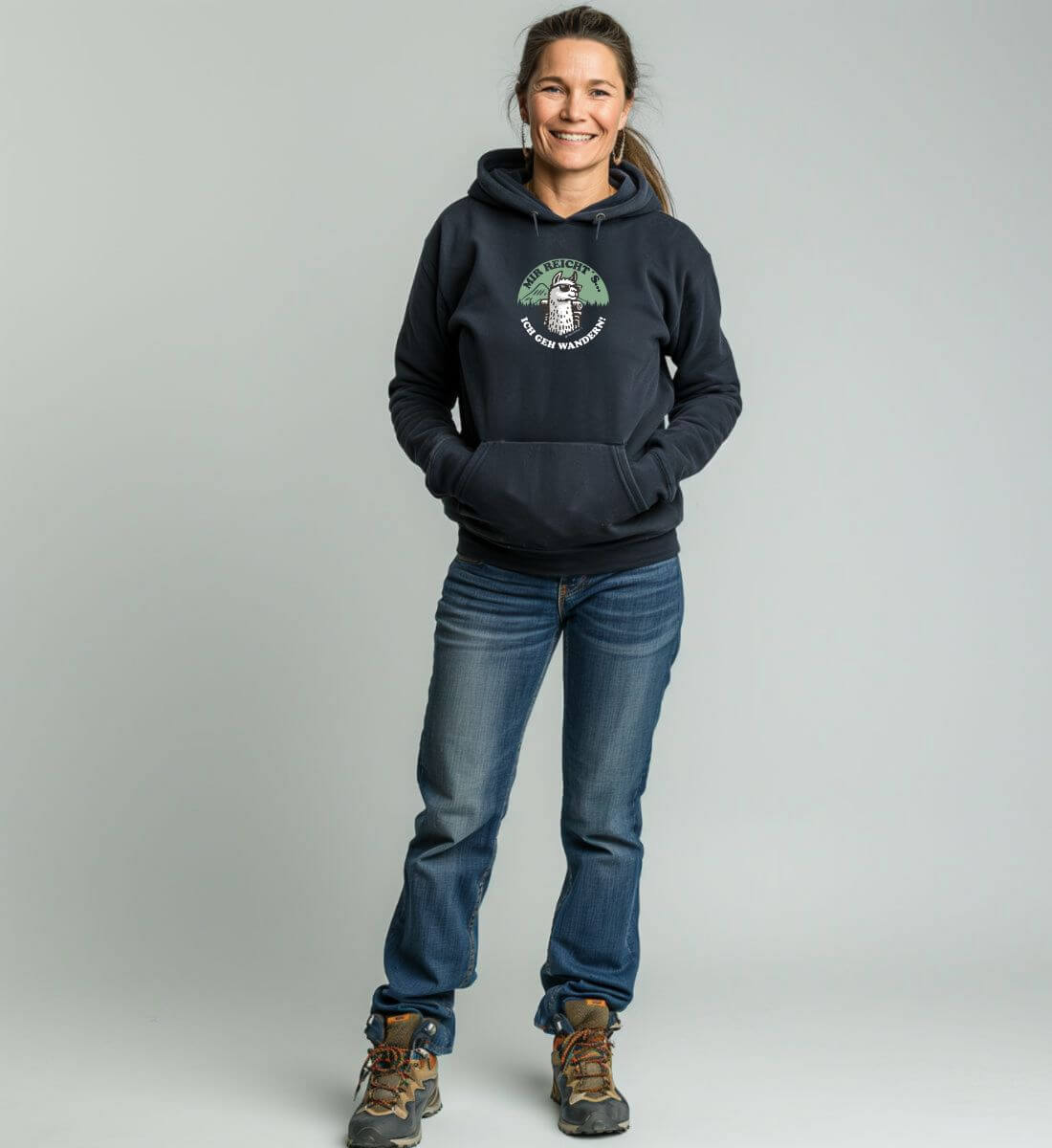 Ich geh Wandern | Unisex Organic Hoodie von Rad&Rucksack - am Model präsentiert