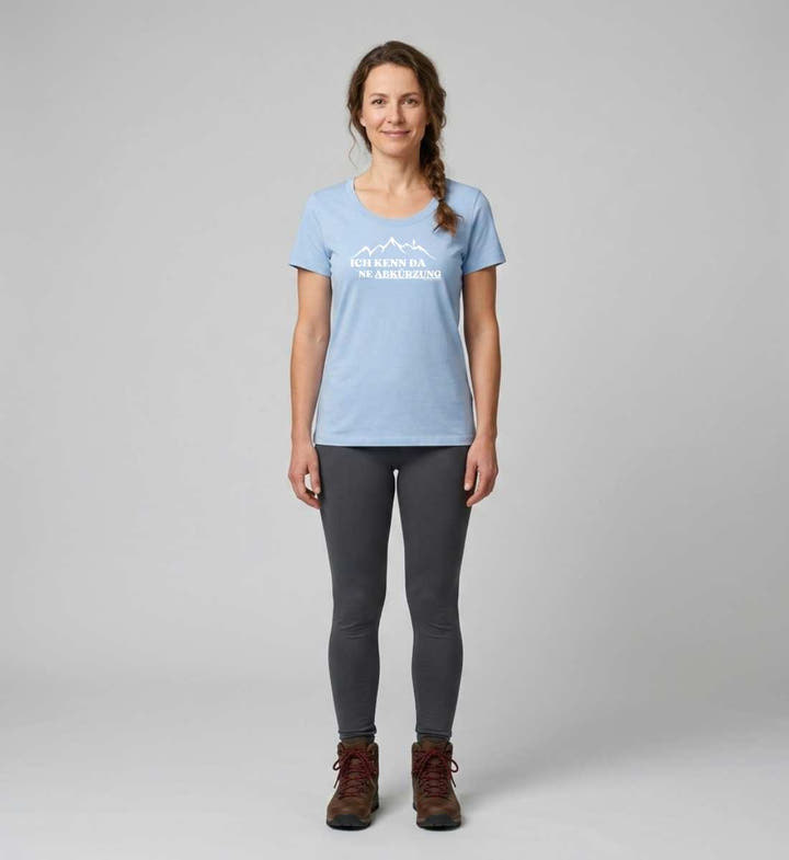 Kenn Da Ne Abkürzung Bio T-Shirt Damen – Modelbild (155 g/m² Bio-Baumwolle, tailliert) von Rad&Rucksack
